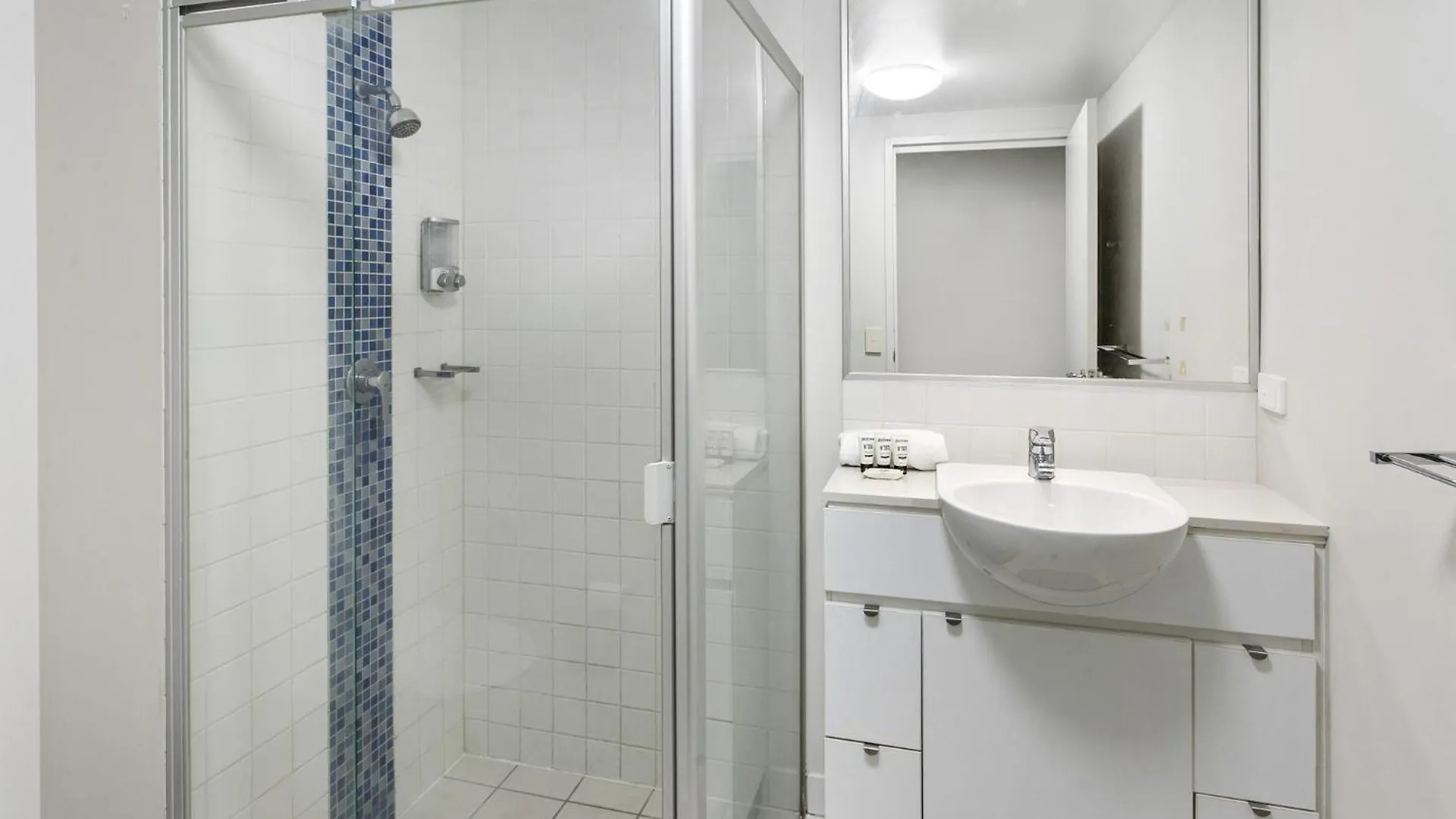 Spacious 2-Bed Apartment With Pool Close To Cbd Brisbane Australia