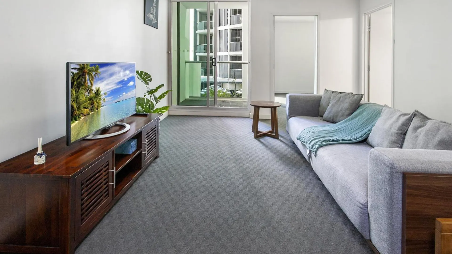 Spacious 2-Bed Apartment With Pool Close To Cbd Brisbane Australia